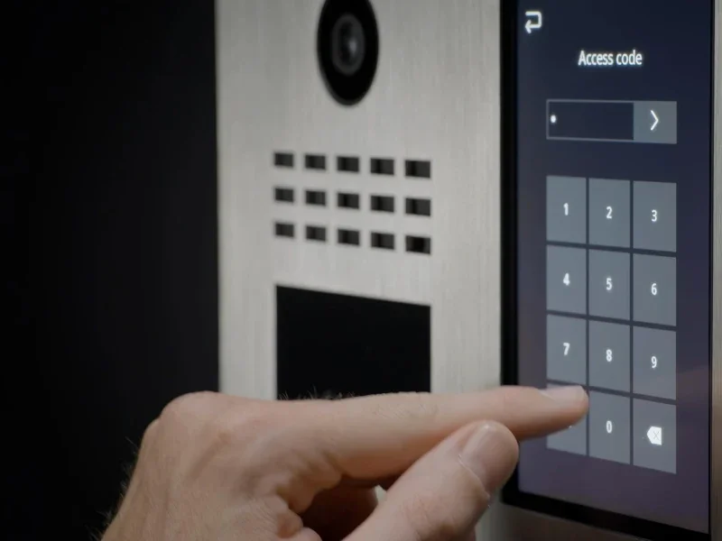 Video-intercom met codeklavier, geïntegreerd in de pijler.
