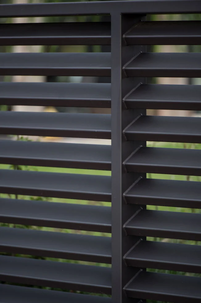 Antraciet aluminium lamellen, close-up.