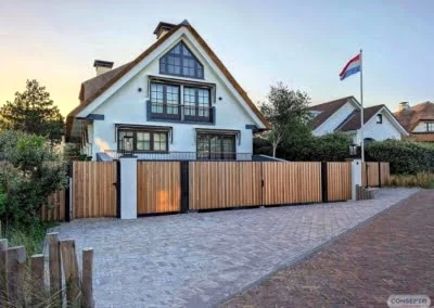 Rietgedekte villa aan zee